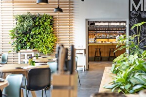 Interieur Restaurant Wannee met duurzame inrichting en binnentuin