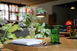 Interieur Restaurant Wannee met duurzame inrichting en binnentuin