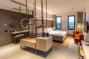 Junior Suite of Notiz Hotel in Leeuwarden featuring open bathroom, sustainable amenities, and modern facilities