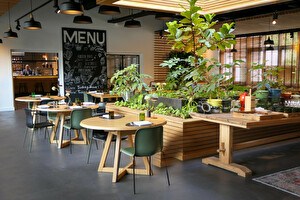 Interieur Restaurant Wannee met duurzame inrichting en binnentuin
