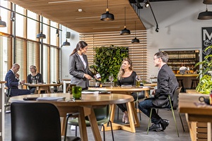 Interior Restaurant Wannee with sustainable utensils and garden