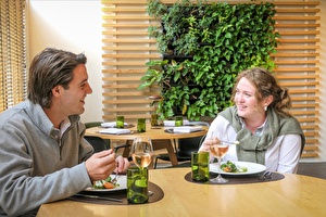 Interieur Restaurant Wannee met duurzame inrichting en binnentuin