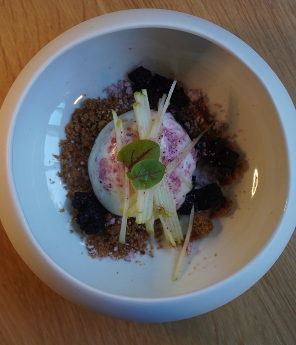 Restaurant Wannee: dessert 'Black Berry' met bramen-bietencompote, schapenyoghurtijs en steranijs-crème brûlée